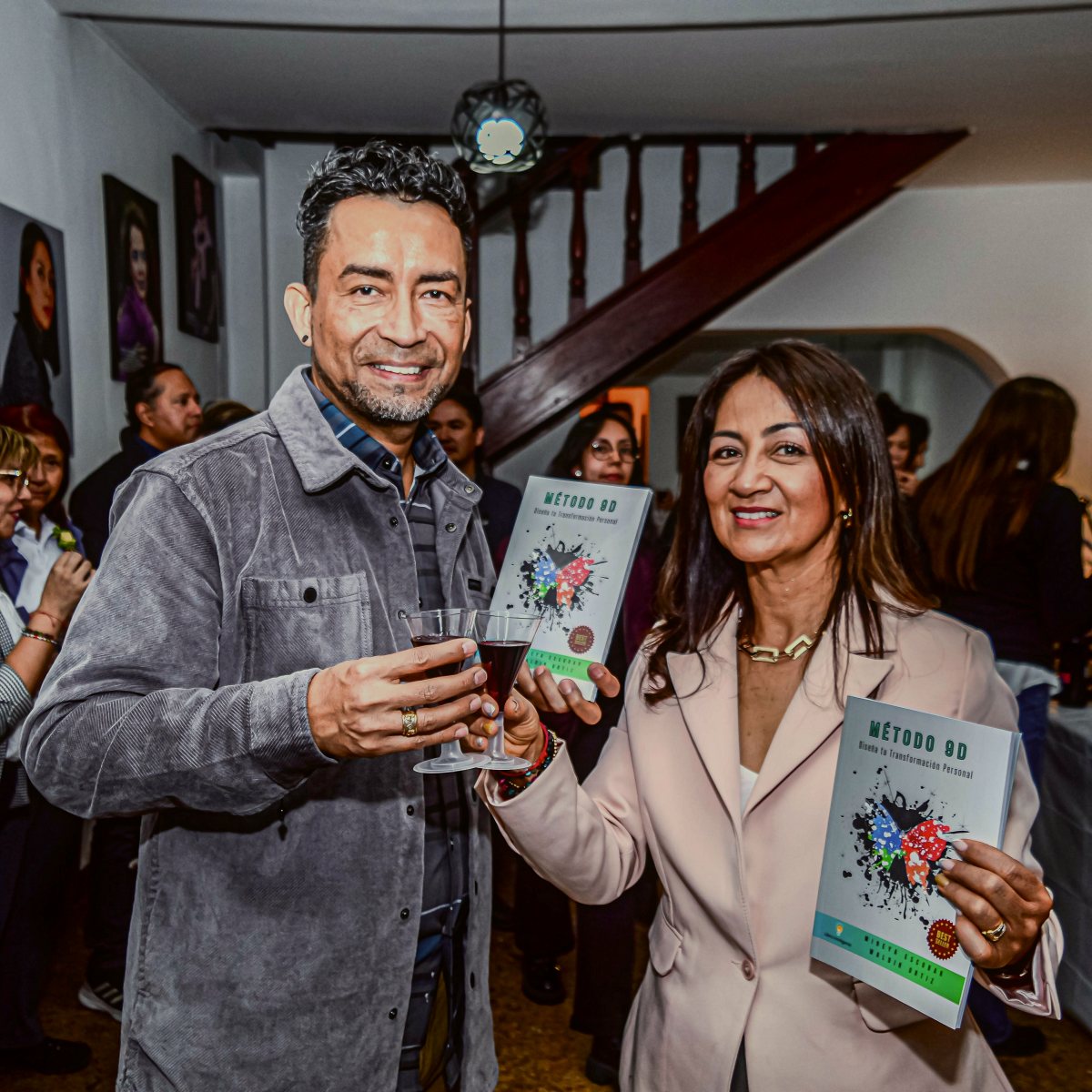 Waldir Ortiz y Mireya Escobar brindan con el libro en la mano
